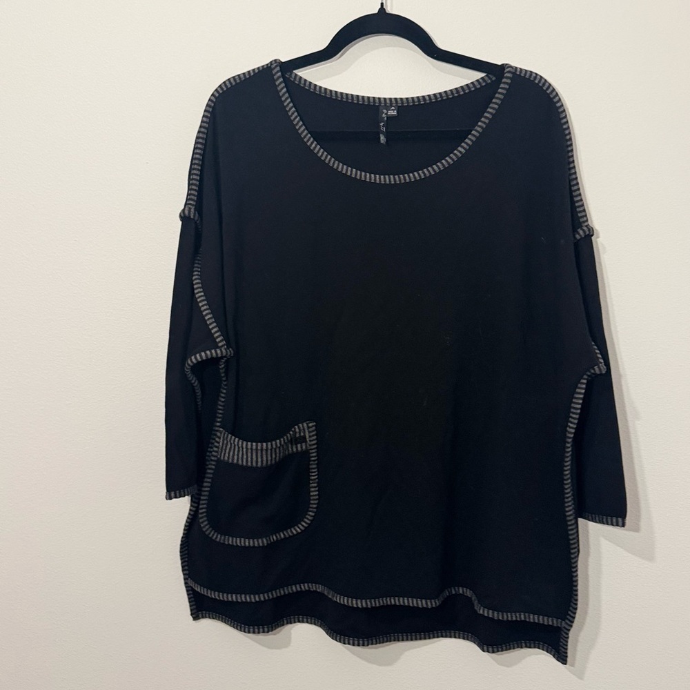 BYJJ Women’s Black Tunic Top Size Medium Exposed Seam Pocket Long Sleeve